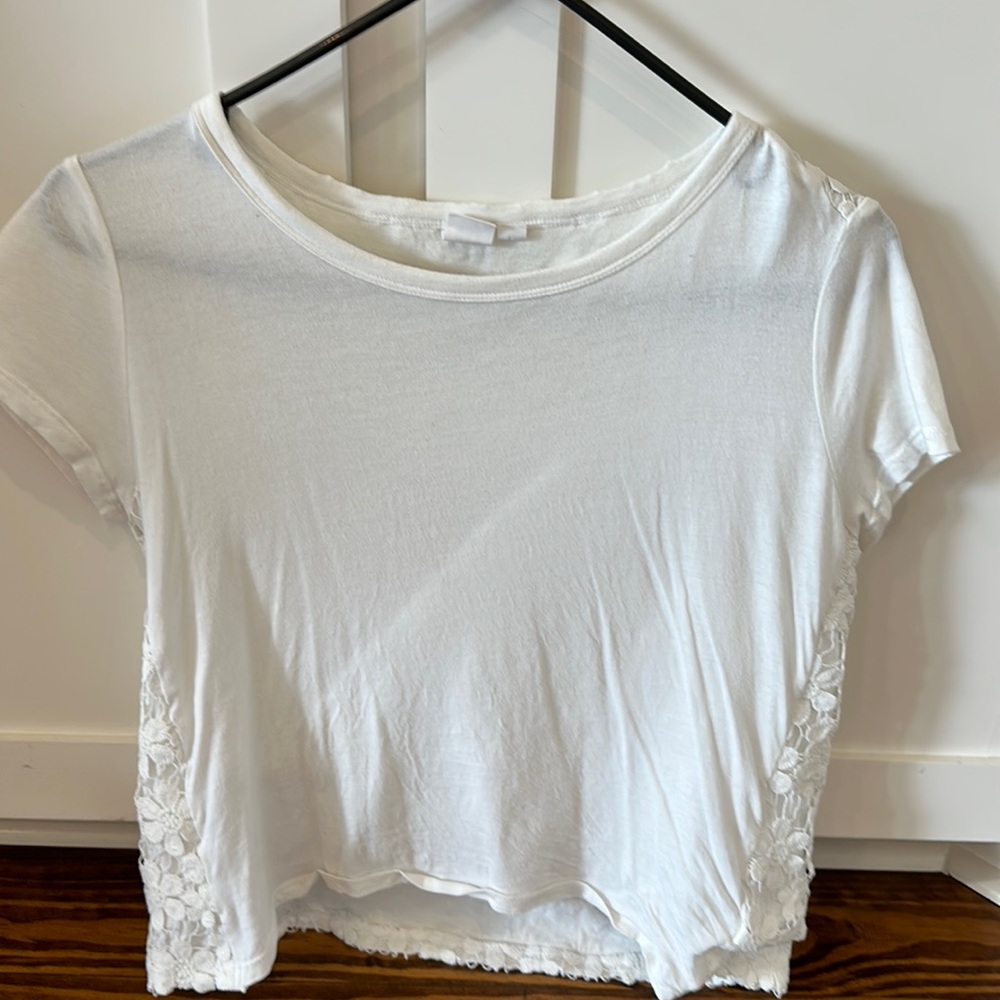 GAP CUte white Tshirt style top with floral back. Sz xs